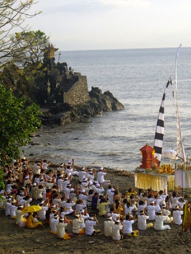 Upacara Pujawali di Lombok