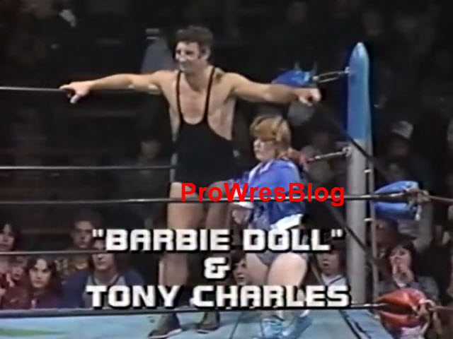 midget Woman squashes midget Woman squashes