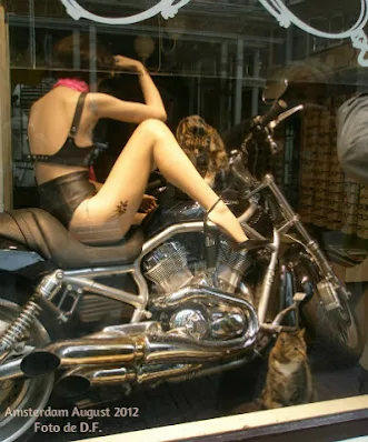femeie pe motociclet in vitrina