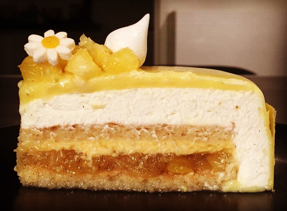 L’entremets exotique vanille ananas passion Caramel Beurre Sucré