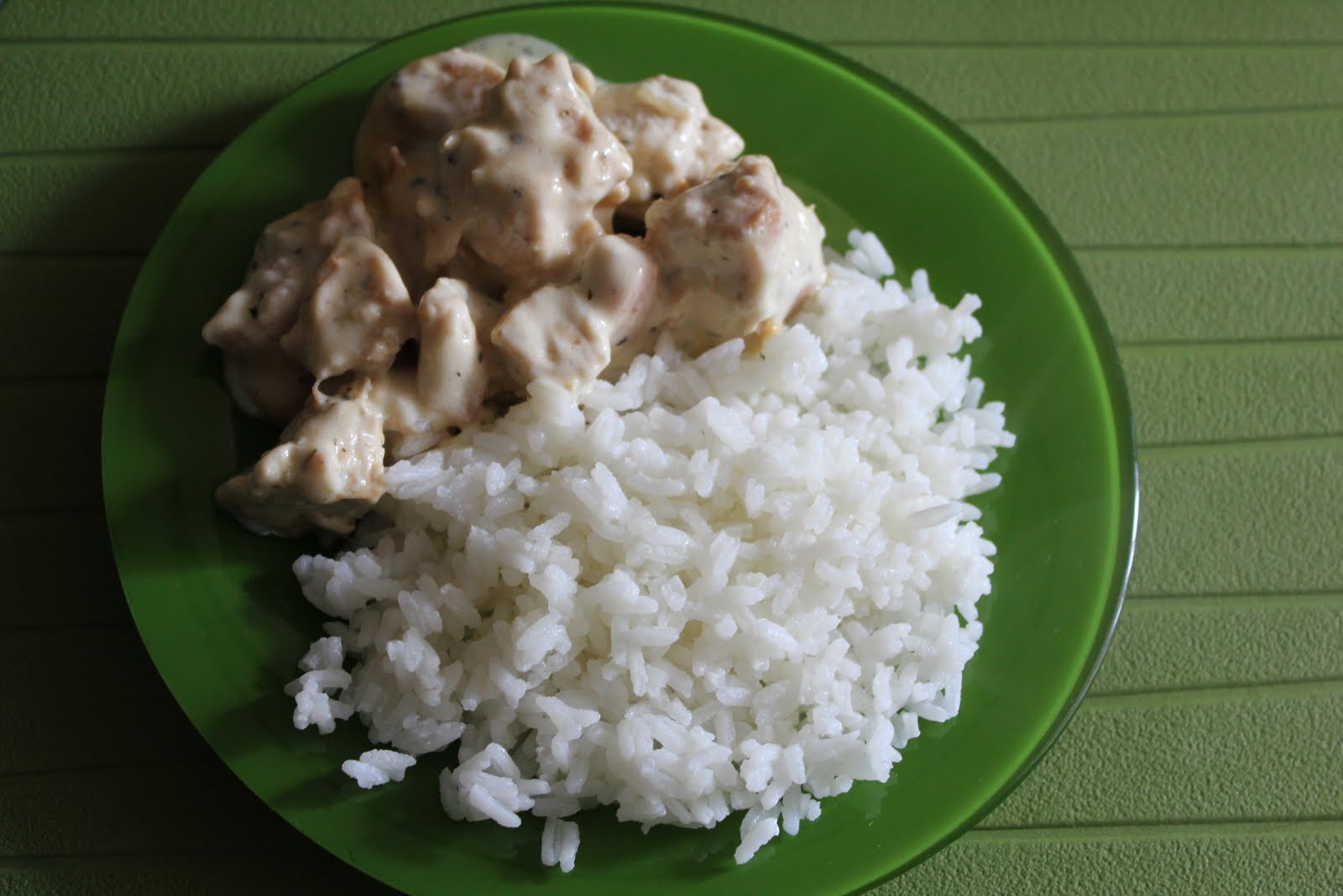 Рис в сметанном соусе. Рис с курицей и грибами в сливочном соусе. Куриная грудка с рисом. Рецепт курицы с рисом сливочным. Рис с курицей в сливочном соусе.