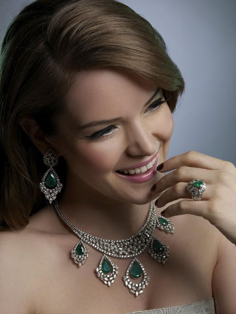 Get Images: Girls with Beautiful Diamond Jewelry
