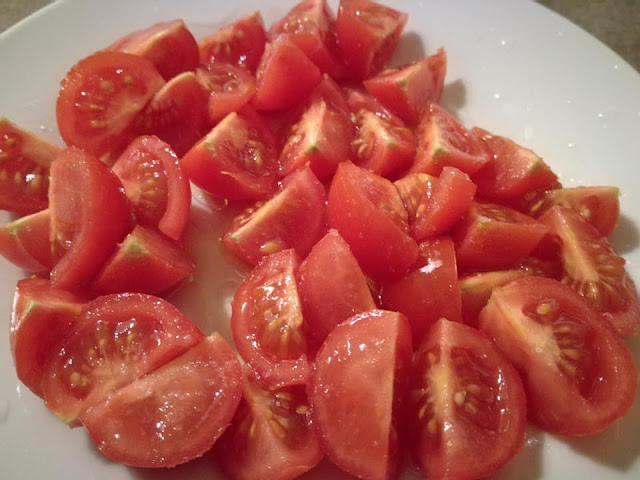 Pomodorini conditi con olio, sale ed origano