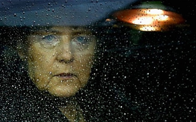 “Takarodj!” Kiabálták Merkelnek – Botrányba fulladt a kampánylátogatása