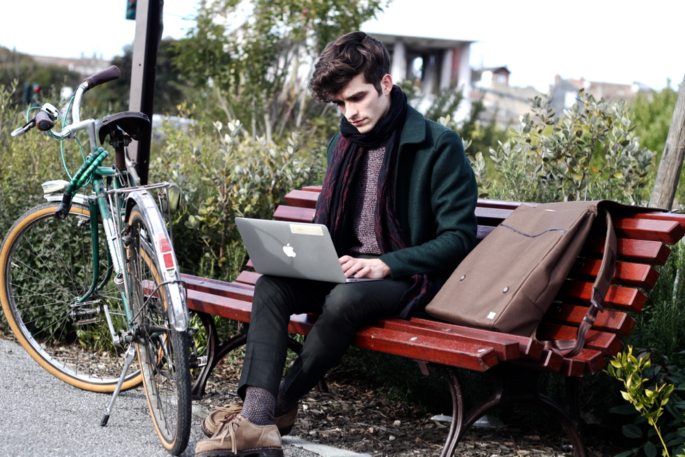 Blog-mode-style-homme-paris-bordeaux-sac-dos-moshi-batterie-externe-iphone-macbook-echarpe-dries-van-noten-veste-jacket-harris-wharf-london-racing-green-salasa-sweater-michael-parboot-bike-vintage