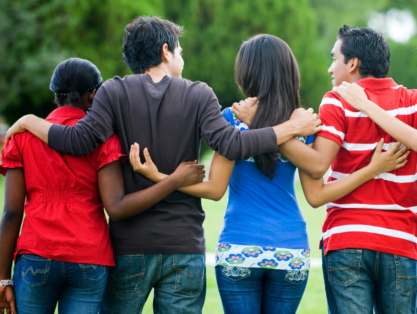 Несколько человек. Фотосессия группы людей. Радостные друзья. Несколько или нескольких человек. Человек радостный.