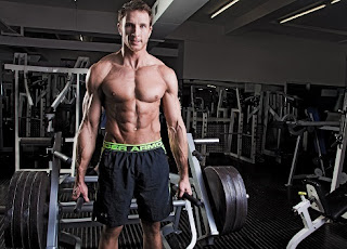 Como aumentar tu masa muscular Hombre entrenando en el gimnasio