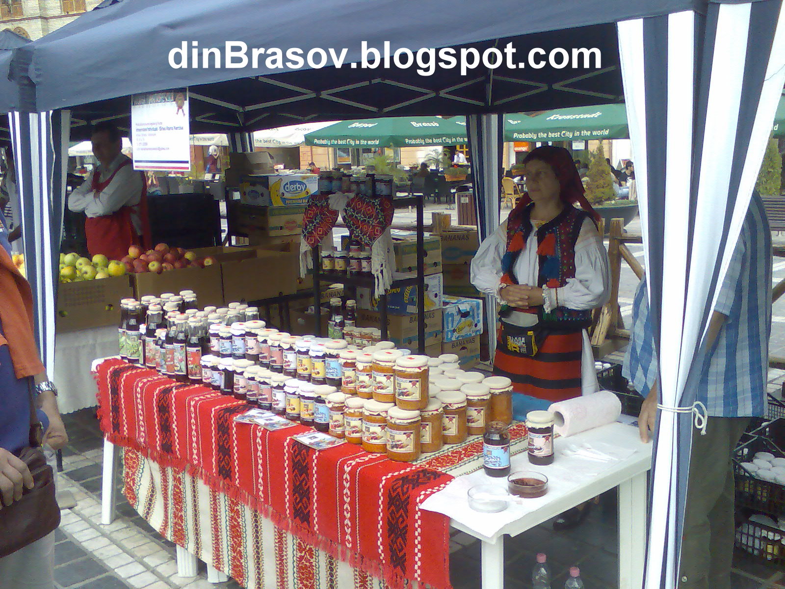 din Brasov Targ de produse traditionale in Piata Sfatului