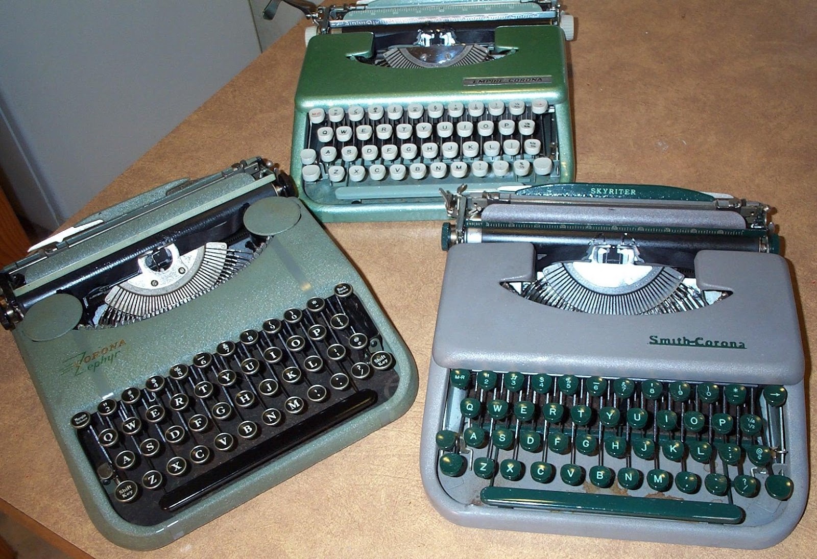 oz.Typewriter The 'Australian' Skyriter Portable Typewriter and the