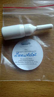 Weißes fläschchen mit Lavendelöl