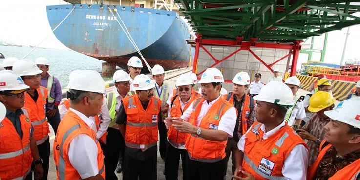 Menko Kemaritiman, Luhut Binsar Panjaitan saat melakukan dialog di Pelabuhan Teluk Lamong.
