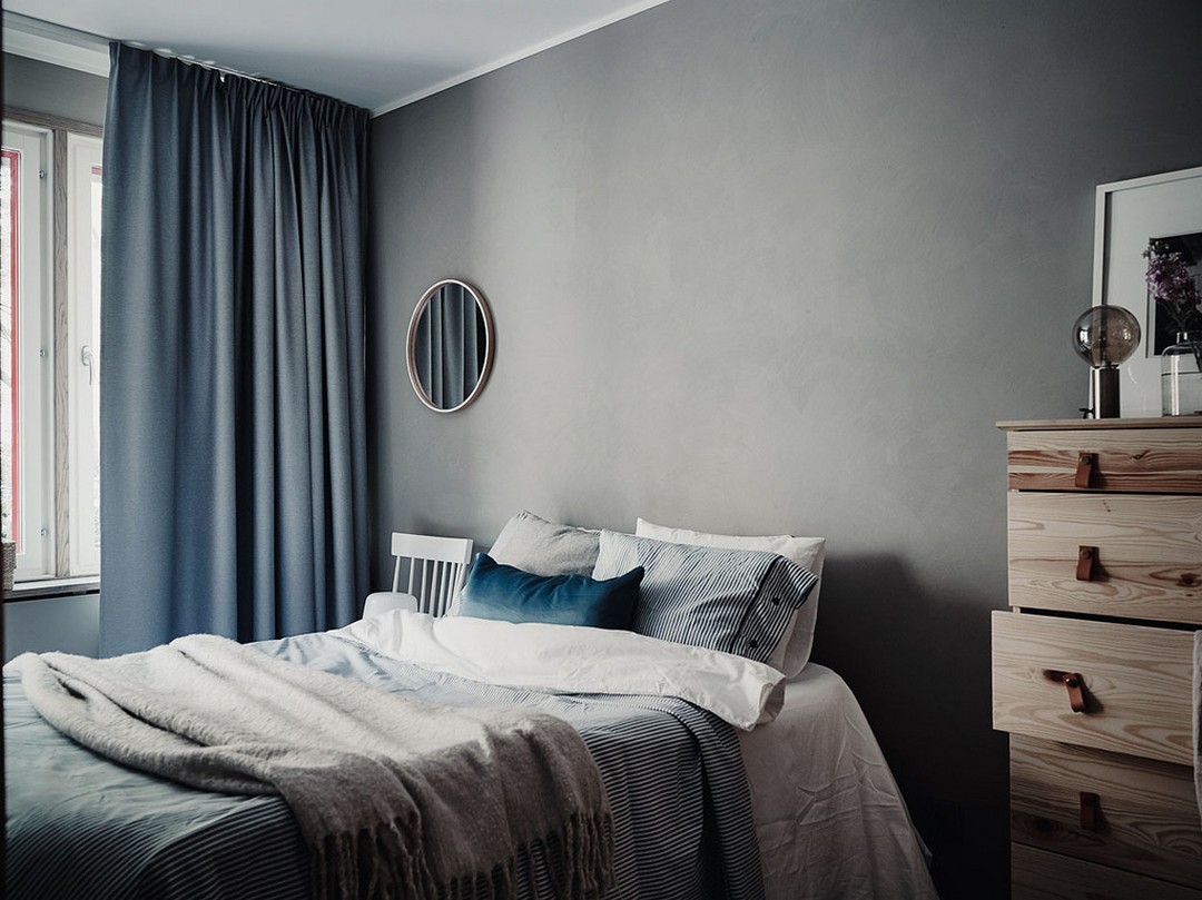 синие шторы. синие шторы в интерьере спальни. серые стены синие шторы. интерьер в синих тонах. серые стены синие шторы.