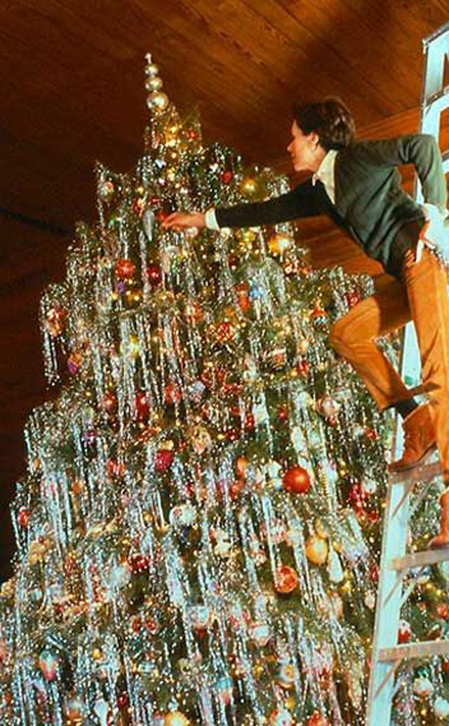 Preparing for Christmas – 37 Lovely Vintage Photos Show People