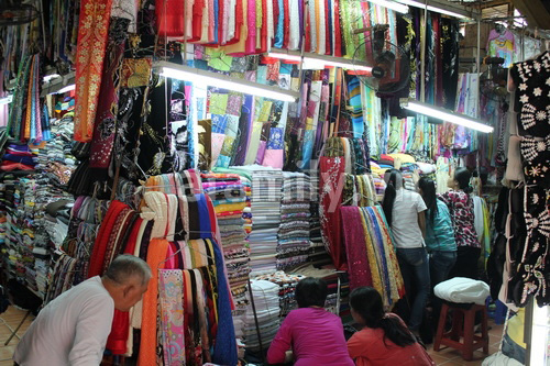 Quần áo may sẵn và vải vóc ở chợ Tân Định