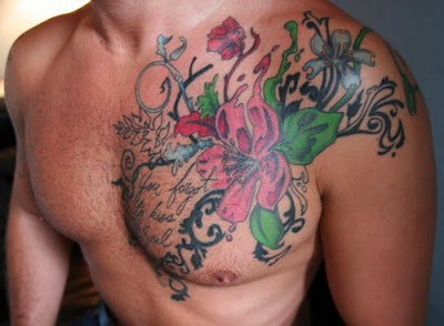 Tatuaje flores en el pecho para hombres