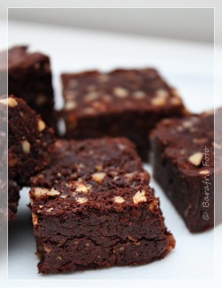 Mandel-Schokoladen-Brownies mit dunkler und weißer Schokolade ...