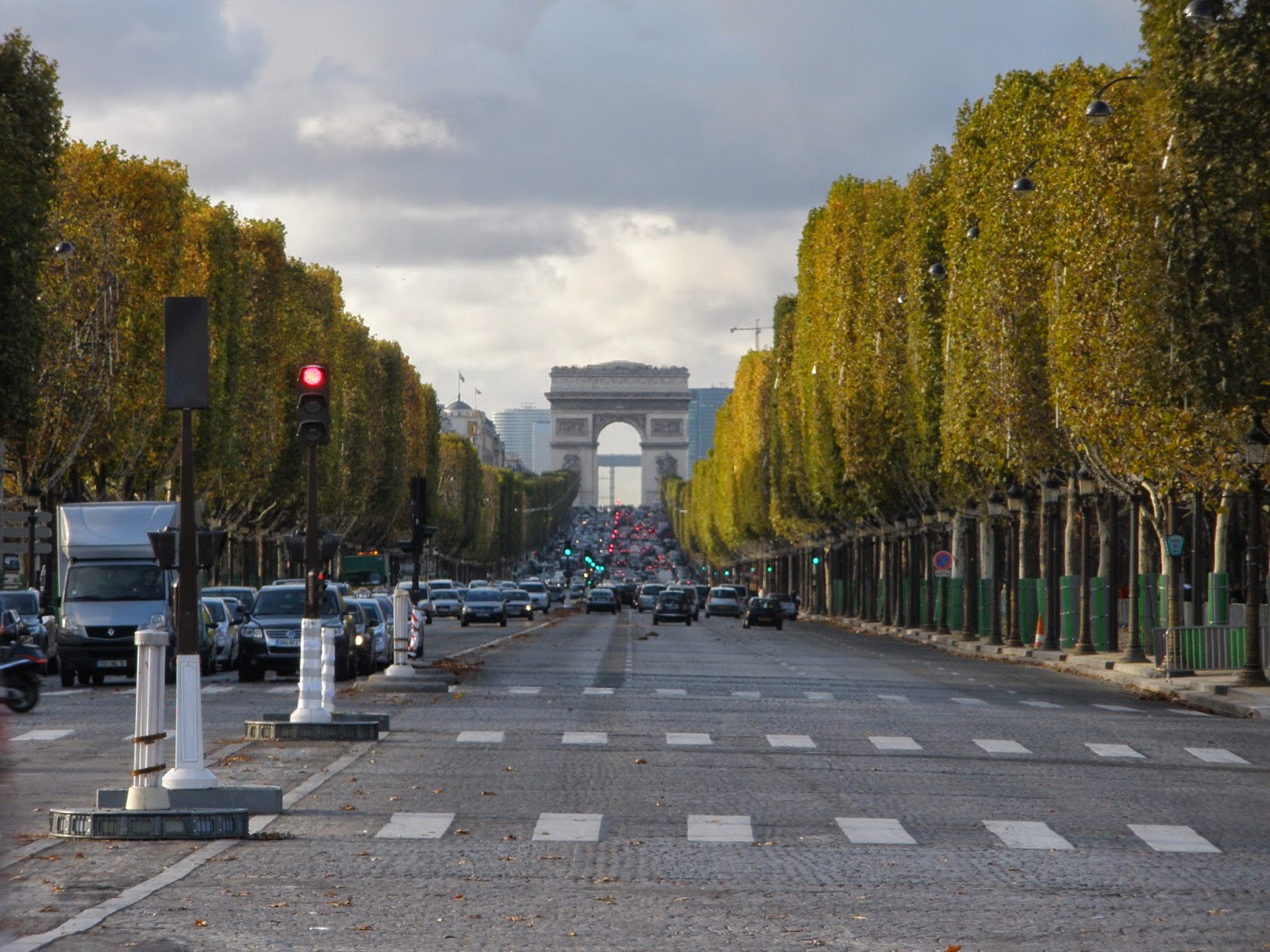 Campos Elíseos, París, con el Arco del Triunfo al fondo.