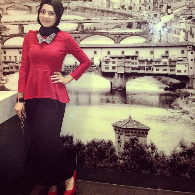 how to wear necklace with hijab