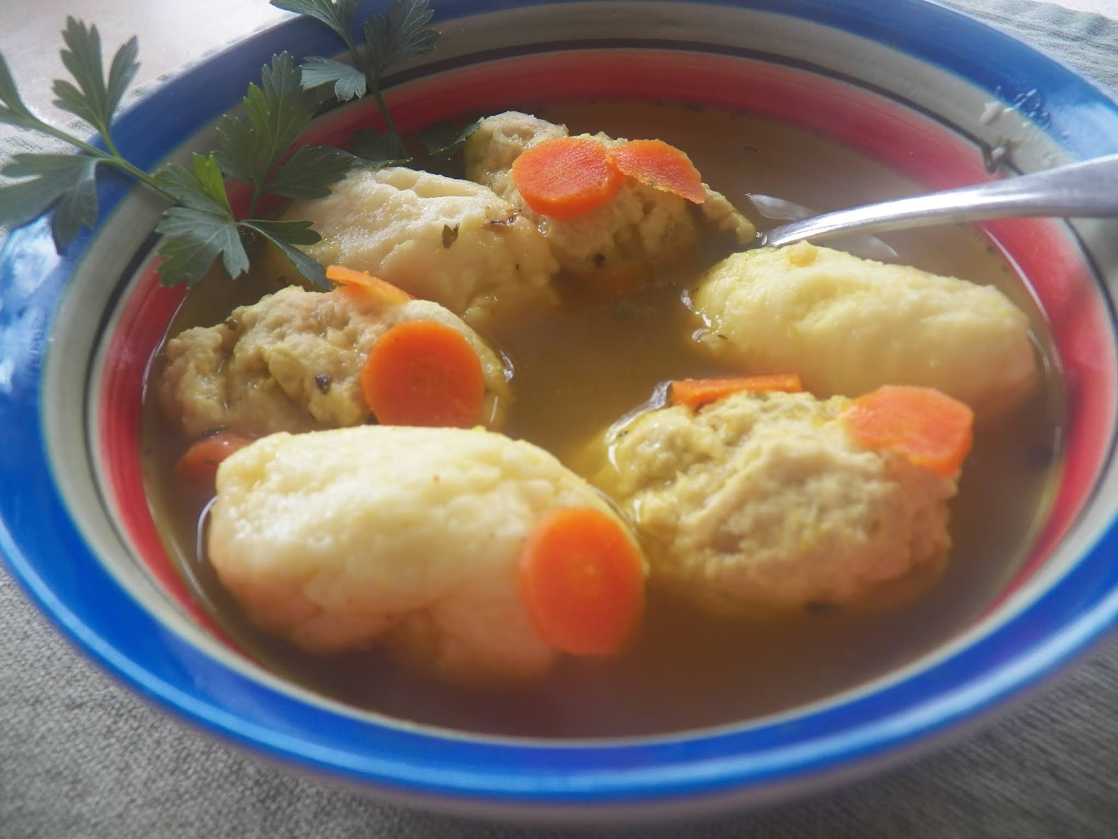 Klar suppe med melboller og kødballer (soup with meatballs and