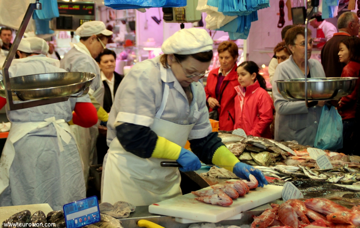 Pescantina cortando pescado en el mercado del Calvario