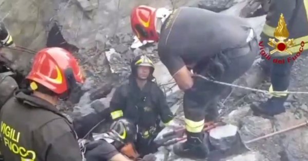 Νέα πλάνα από τη μοιραία γέφυρα στην Ιταλία - Η στιγμή της κατάρρευσης (βίντεο) Νέα πλάνα από τη μοιραία γέφυρα στην Ιταλία - Η στιγμή της κατάρρευσης (βίντεο)