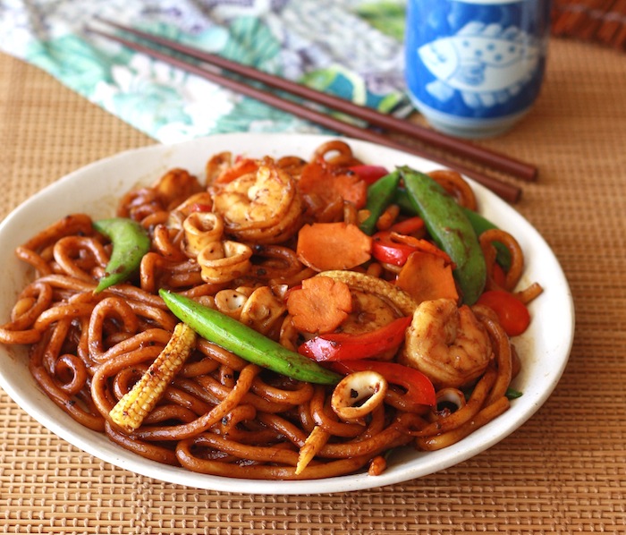 Stir-Fried Black Pepper Udon Noodles by SeasonWithSpice.com