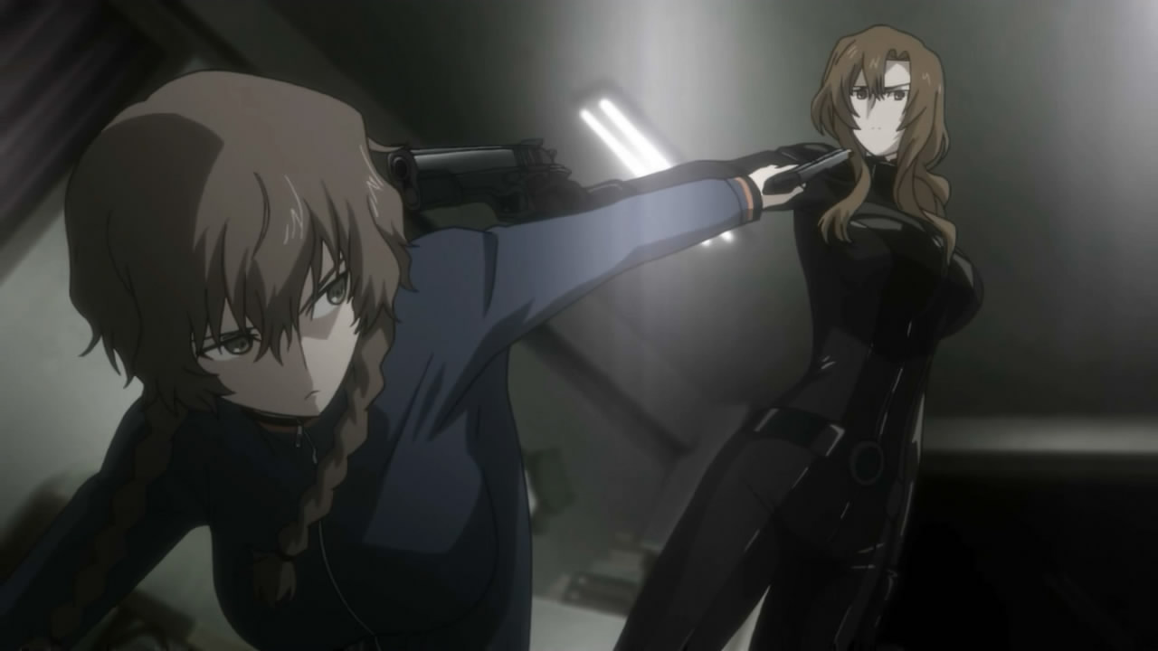 Suzuha e Moeka si puntano la pistola contro a vicenda, in una delle scene più tese della serie.