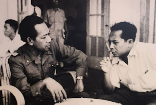 Biografi Sutan Syahrir Biografi Sutan Syahrir Lahir di padang panjang, Sumatra Barat, tanggal 5 Maret 1909. Pada usia 22 tahun, dia menjadi ketua umum Partai Naional Indonesia Merdeka, yang bertujuan mendidik kader-kader politik bangsa. Oleh karena itu, ia di tangkap Belanda pada 1934 dan dipenjara di cipinang, Jakarta, sebelu di buang ke Digul, papua bersama Bung Hatta, Kemudian ia dibuang ke Banda Neira, dan terakhir ke Sukabumi, jawa barat. Ia mendirikan jong Idonesia, kemudian menjadi Pemuda Indonesia. Pada masa jepang ia melakukan perlawanan rahasia bersama mahasiswa. Pada orde lama, Syahrir ditangkap karena dituduh berkomplot untuk membunuh Presiden Soekarno. Saat itu, ia aktif membina partai sosialis Indonesia. Sutan syahrir meninggal di Swiss pada 9 April 1966, untuk berobat sakit lumpuhnya. Ia dianugerahi gelar pahlawan nasional berdasarkan surat keputusan presiden Ri No. 76/1966 pada 19 april 1966. Ayahnya penasehat Sultan Deli dan Kepala Jaksa (landraad) di Medan, status ayahnya mendorongnya bersekolah di sekolah dasar (ELS) dan sekolah menengah (MULO) kemudian sekolah lanjutan atas (AMS) di Bandung, sekolah termahal di Hindia Belanda saat itu. Disana aktif di berbagai kegiatan sosial seperti mendirikan sekolah Tjahja Volksuniversiteit, Cahaya Universitas Rakyat bagi anak anak dari keluarga tak mampu.