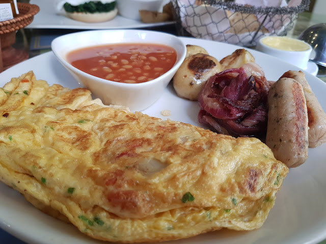 food blogger dubai shakespeare & co english cafe english breakfast sausage bacon omelette baked beans