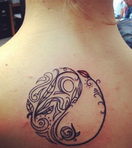 Linda rosa estampado Yin Yang tatuagem. Como você pode ver o outro lado do Yin Yang tatuagem é cheio de folhas e a flor da haste estende-se para formar a outra metade do círculo contendo um único botão de rosa.