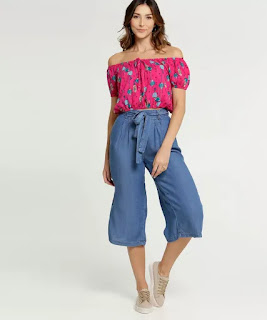 Moda: Blusa Cropped Ombro a Ombro Estampada Blusa feminina modelo cropped, confeccionada em tecido malha. Possui decote ombro a ombro com elástico, manga curta, tira para amarração frontal decorativa, estampa diferenciada, acabamento em costura no tom.