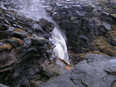 Kinder Downfall in spate: Dave Dunford, Wikimedia Commons