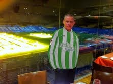 No sé que pinta un aficionado al ciclismo en el Estadio Bernabeu con la camiseta del Betis.