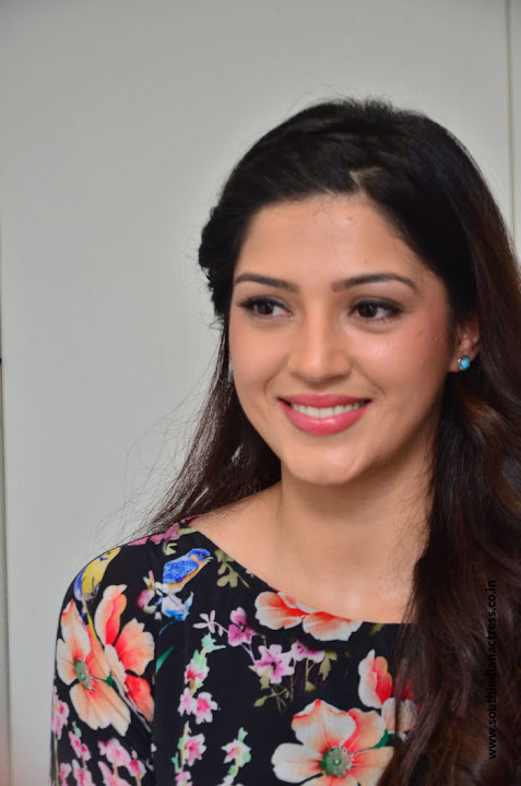 Mehreen Pirzada at Naturals Salon launch