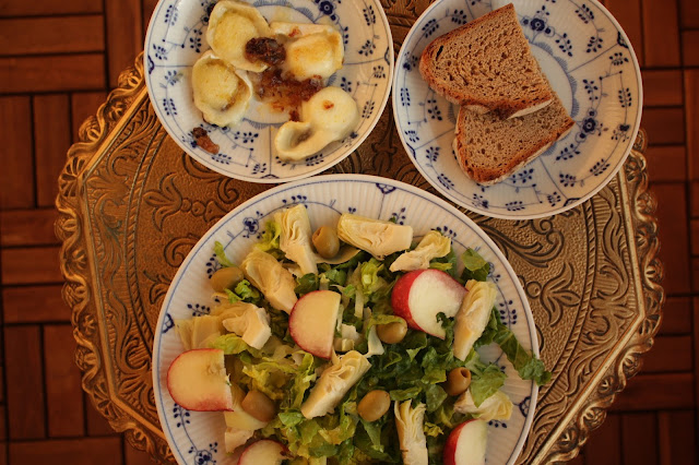 Salat mit Artischocken, Pfirsichen und karamellisiertem Ziegenkäse http://kuechenliebelei.blogspot.com/2017/06/salat-mit-artischocken-pfirsich-und.html