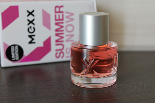 Summer Is Now Woman EdT von Mexx Flakon mit rötlicher Flüssigkeit