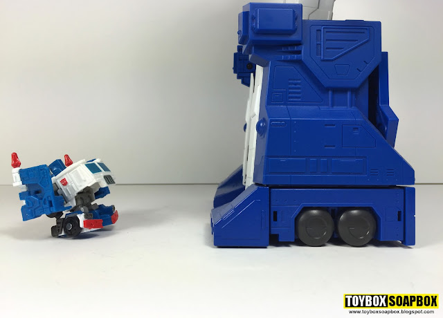 Q Transformers ultra magnus size