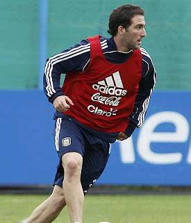 Gonzalo Higuain training in Argentina
