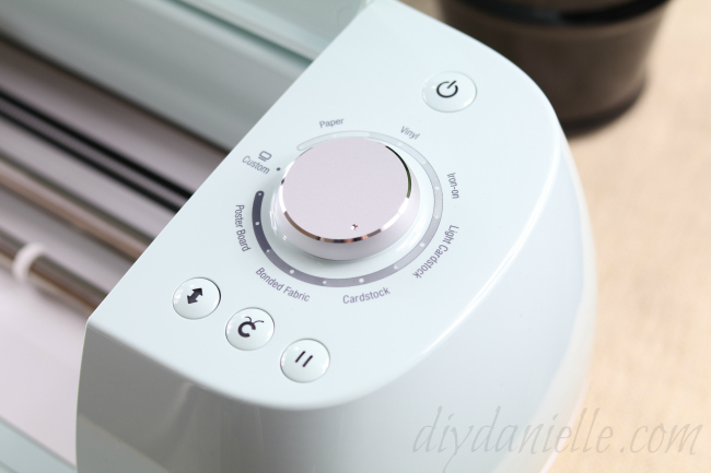 Cricut Air 2 easy to understand dial and buttons. Cricut Air 2 easy to understand dial and buttons.