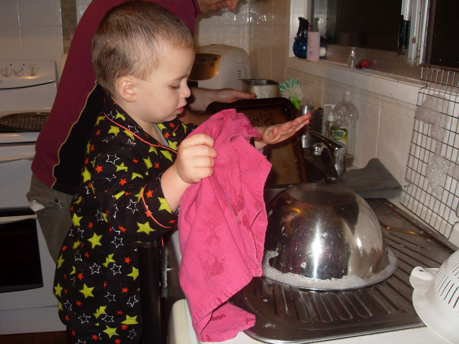 Homemade Mumma Doing dishes with Daddy
