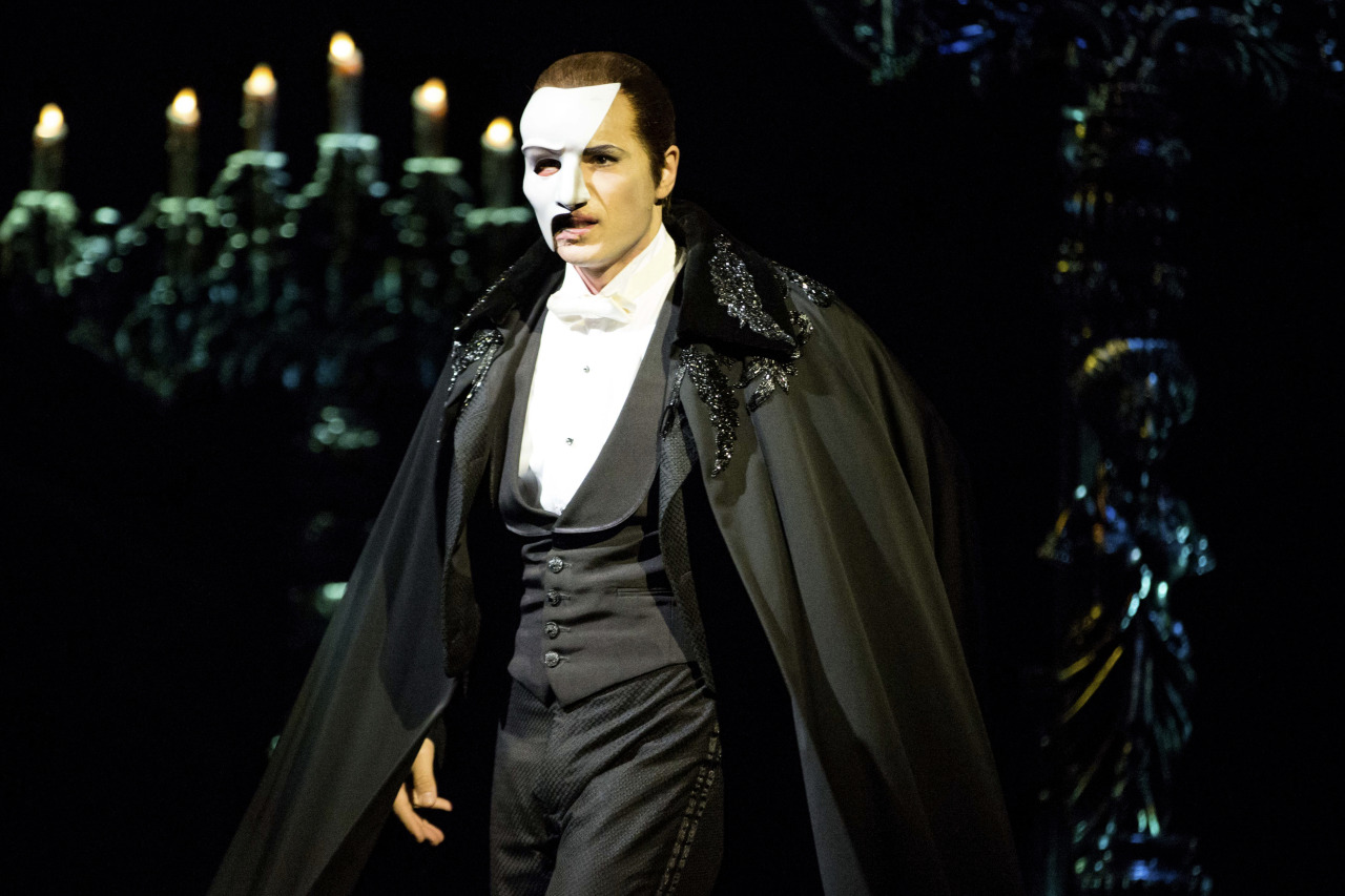 призрак оперы сара брайтман и антонио. антонио бандерас sarah. антонио бандерас полный рост с гитарой фото.