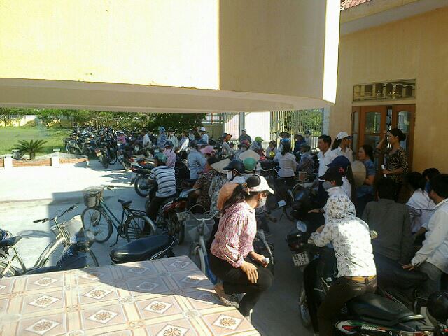 Bảo vệ trường THPT Thịnh Long - Nam Định "giam" phụ huynh