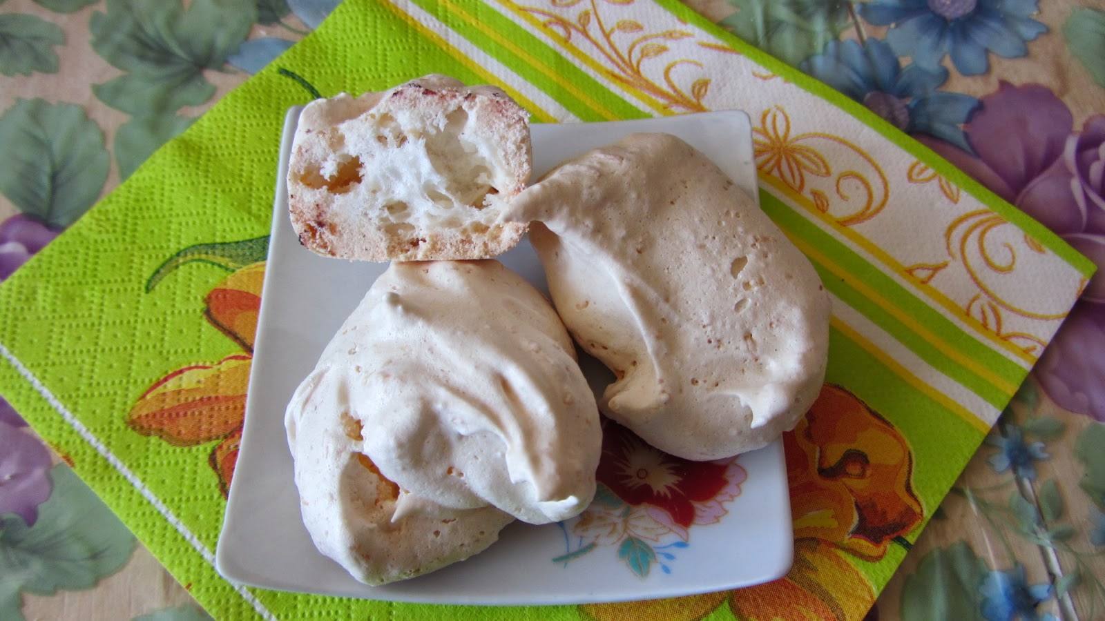 процесс выпекания меренгового рулета. отсадка безе. безе в формах для выпечки. безе на противне. для отсадки безе.