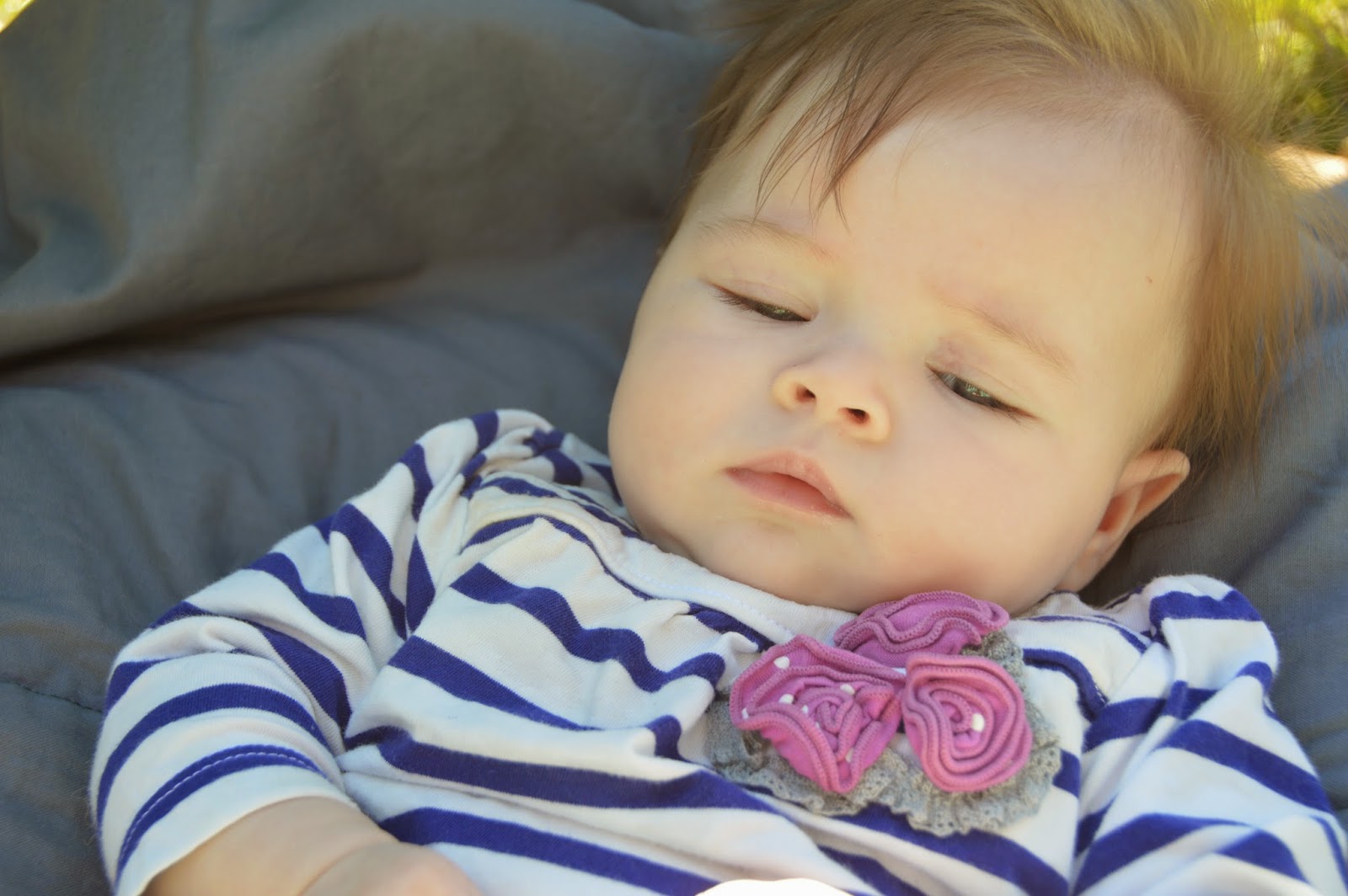 ребёнок кряхтит и выгибается. ребенку 4 месяца кряхтит. новорожденный ребёнок кряхтит. новорожденный кряхтит хрюкает во сне. кряхтение новорожденных.