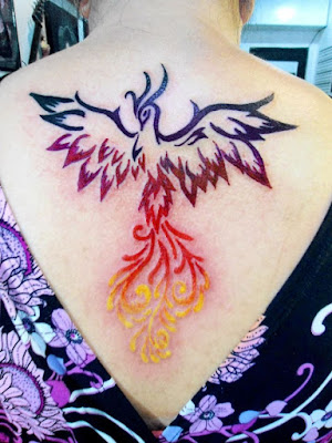 Tatuaje Ave Fénix contorno con colores