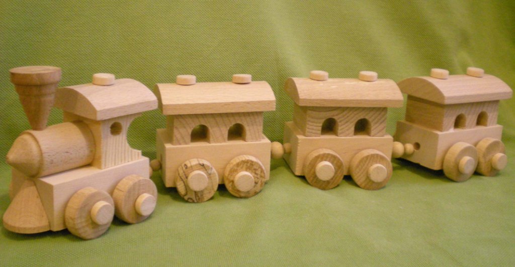Собирать паровозик. Деревянный паровозик. Игрушка деревянная паровозик. Деревянный паровозик для ребенка. Паровоз из дерева для детей.