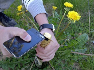 Bier öffnen mit Smartphone lustig - dumm gelaufen Bilder Bier öffnen mit Smartphone lustig - dumm gelaufen Bilder