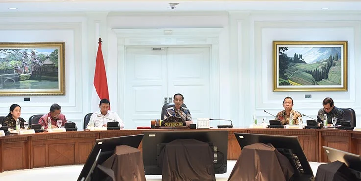 Presiden Jokowi memimpin rapat terbatas tentang perlindungan konsumen, di Kantor Presiden, Jakarta, Selasa (21/3) siang.