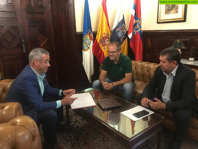 El alcalde Juan José Cabrera y Toni Acosta se reúnen con el senador Sergio Matos