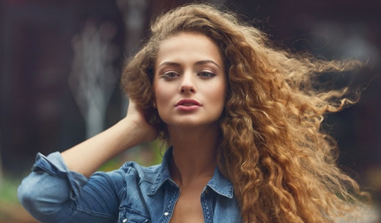 Cara Merawat Rambut Keriting dan Ikal Agar Tidak Mengembang